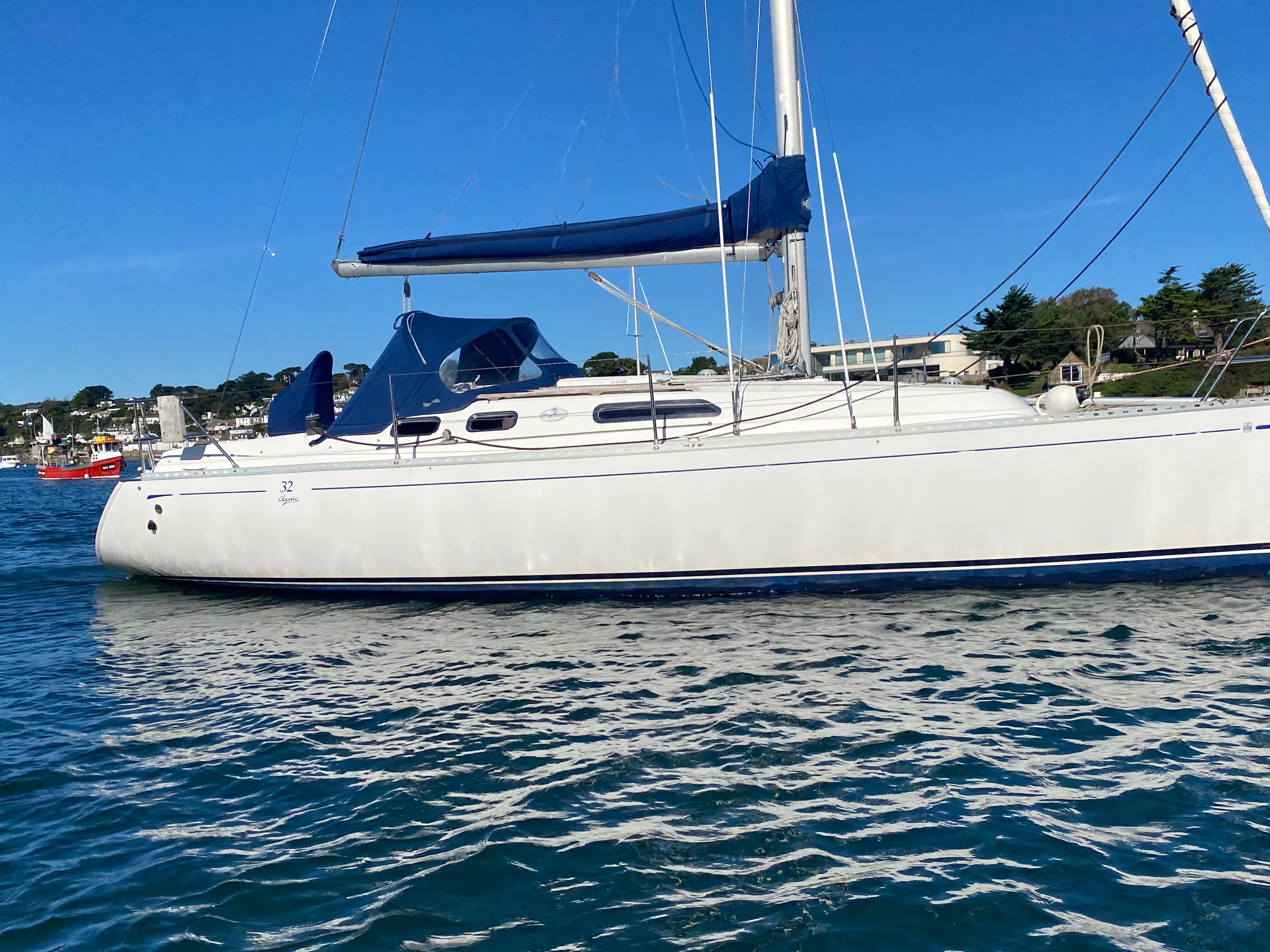 Dufour Classic 32 port side profile